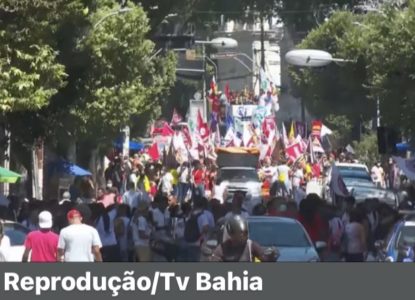 Estudantes e trabalhadores fazem ato em defesa da democracia no Centro de Salvador