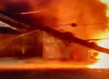 Carro pega fogo após bater em poste na Fazenda Grande 2; parte da via está interditada