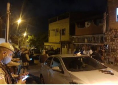 Homens invadem casa e fazem moradores reféns em Lauro de Freitas