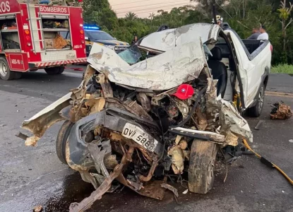 Homem morre em batida entre carro e caçamba no sul da Bahia; veículo ficou destruído