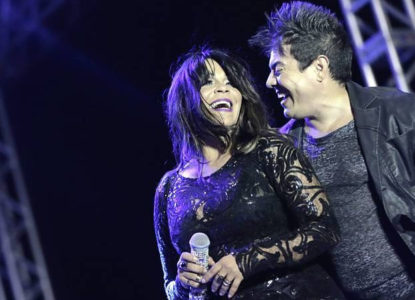 Cantores do Calcinha Preta se estranham no palco do programa Encontro