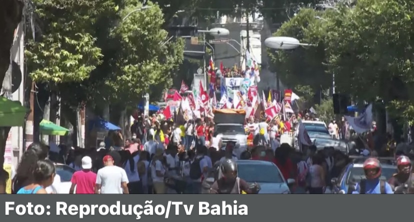 Estudantes e trabalhadores fazem ato em defesa da democracia no Centro de Salvador