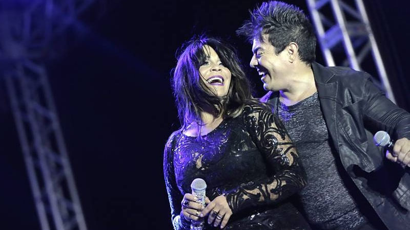 Cantores do Calcinha Preta se estranham no palco do programa Encontro