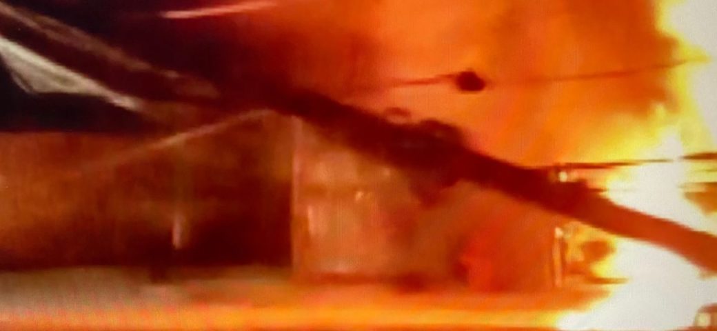 Carro pega fogo após bater em poste na Fazenda Grande 2; parte da via está interditada