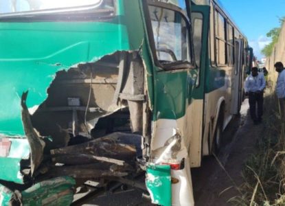 Nove pessoas ficam feridas em batida entre ônibus e caminhão na BR-324