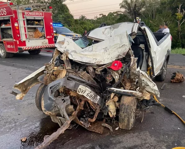 Homem morre em batida entre carro e caçamba no sul da Bahia; veículo ficou destruído