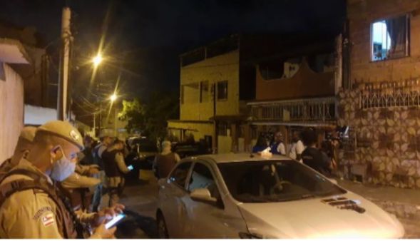 Homens invadem casa e fazem moradores reféns em Lauro de Freitas